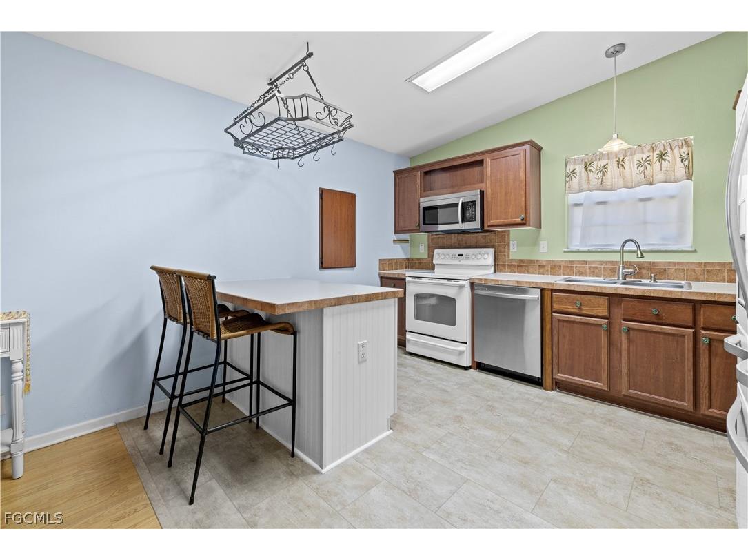 125 NE 11th Place Cape Coral FL 33909 2026010405 image9
