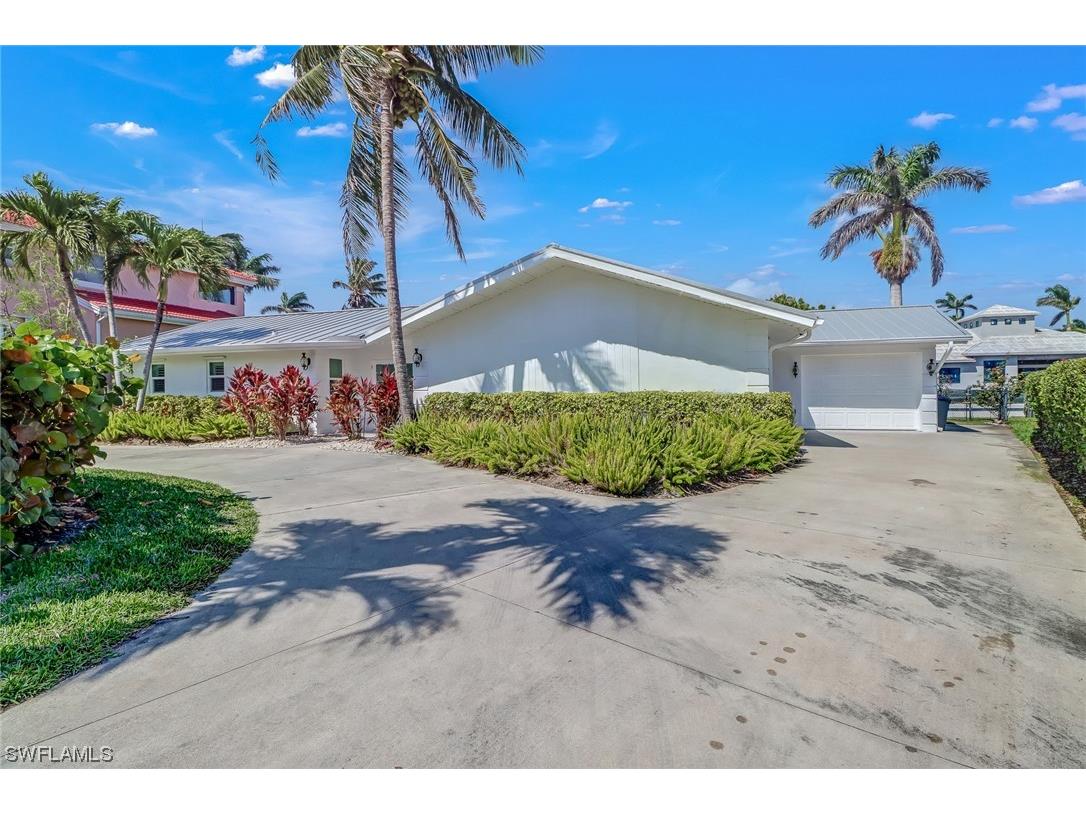 1250 Tuna Court Naples FL 34102 223017087 image1