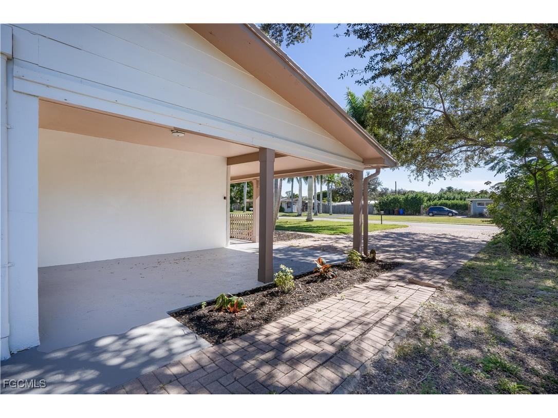 1259 Burtwood Drive Fort Myers FL 33901 2025020176 image4