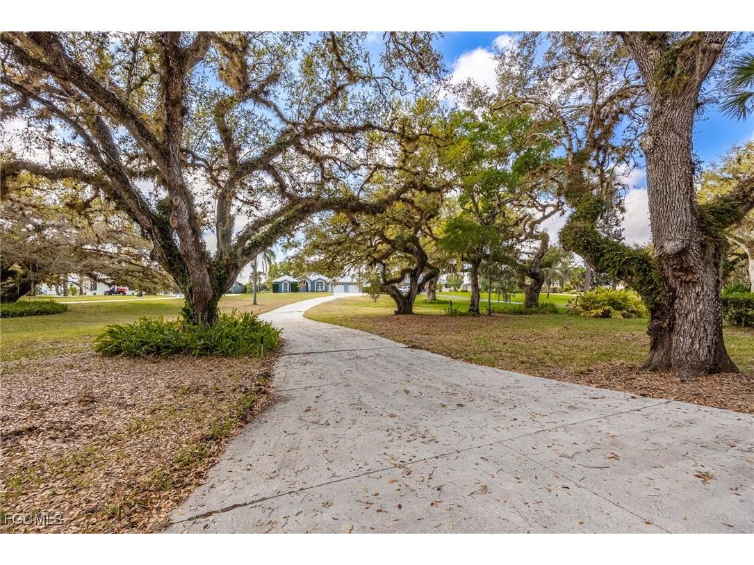 1261 Riverbend Drive Labelle FL 33935 2025016681 image1