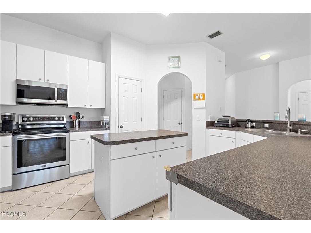 12715 Aston Oaks Drive Fort Myers FL 33912 2025017990 image14