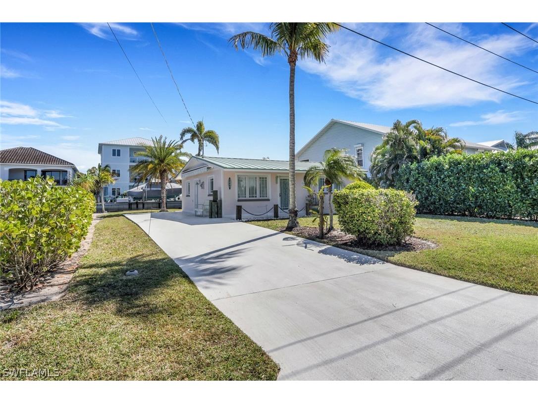 1290 Venetian Way Naples FL 34110 226010892 image1