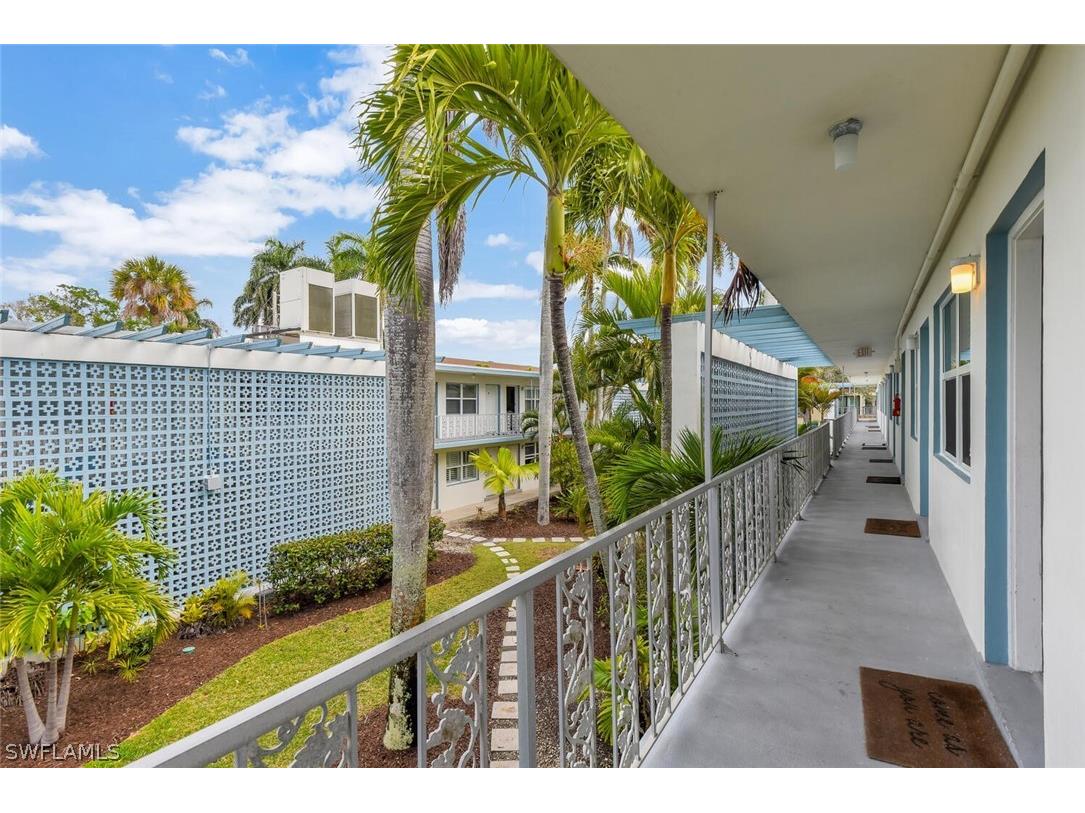 1295 Gulf Shore Boulevard S #218 Naples FL 34102 226010595 image2