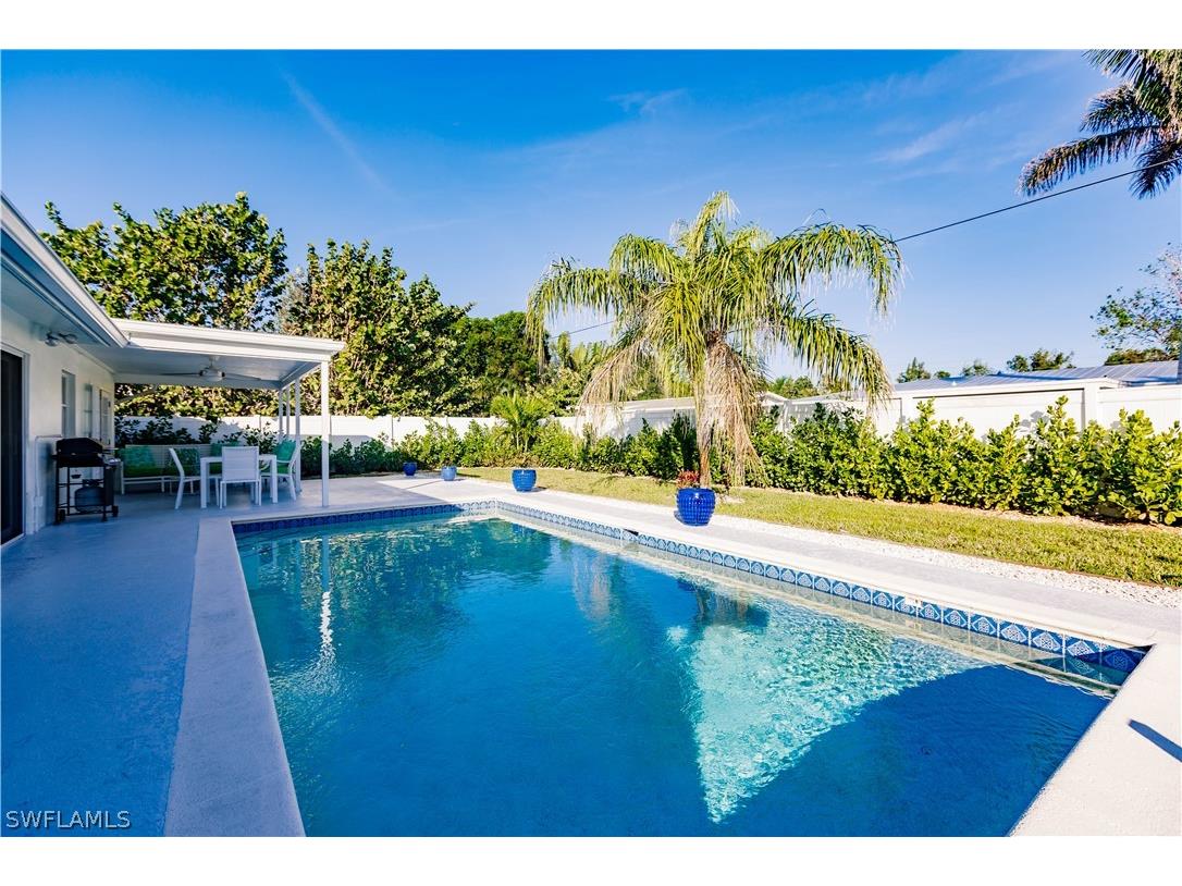 1303 Lastrada Lane S Naples FL 34103 222086006 image1