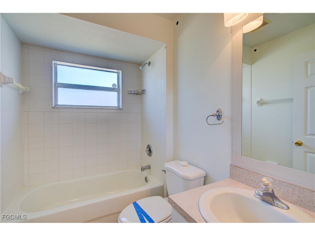 1310 NE 2nd Place Cape Coral FL 33909 2025022372 image21