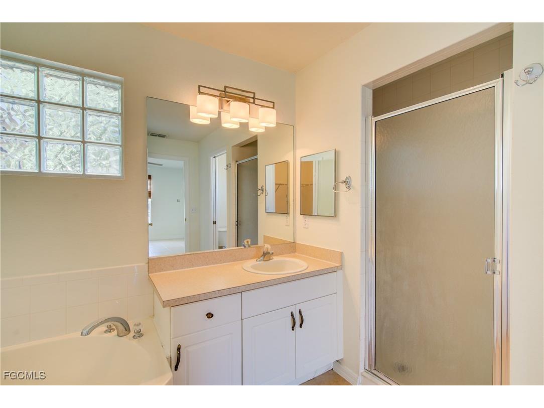 1310 NE 2nd Place Cape Coral FL 33909 2025022372 image24