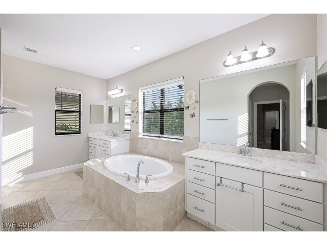 1316 Kendari Terrace Naples FL 34113 225033538 image10