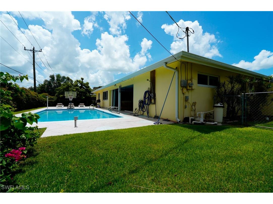 1351 Oaklawn Court Fort Myers FL 33919 225066424 image1