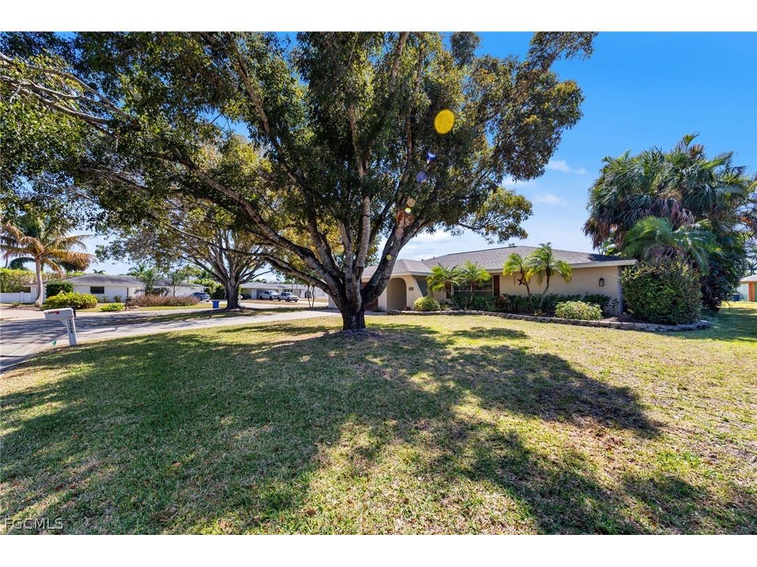 1364 Currier Circle Fort Myers FL 33919 2026008904 image1