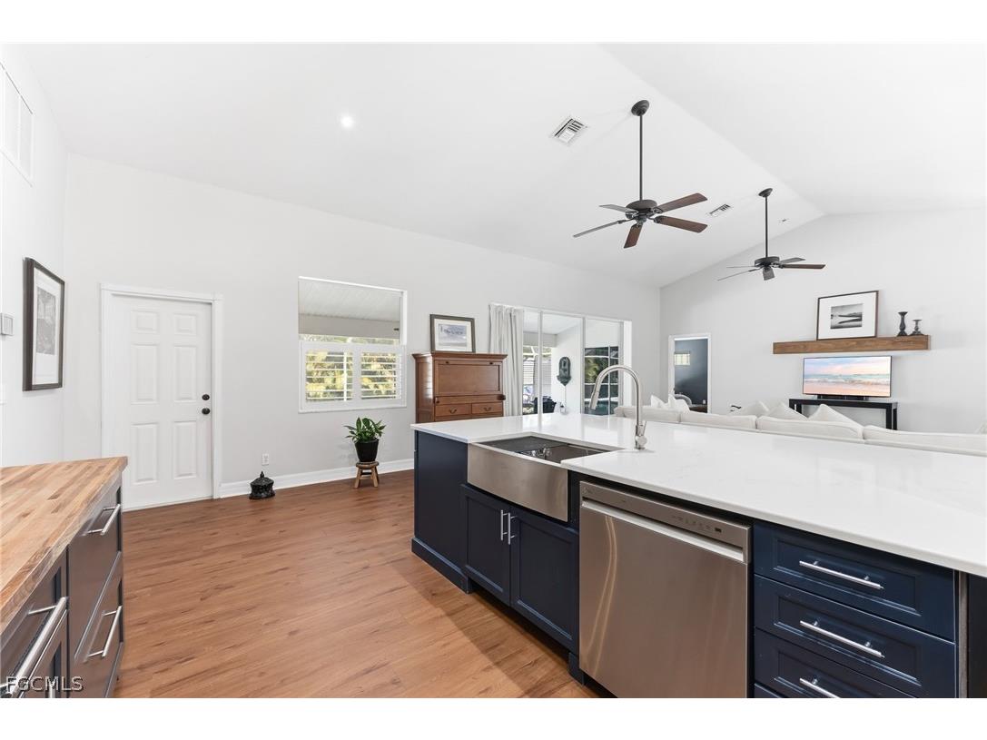 1377 Coconut Drive Fort Myers FL 33901 2026010739 image8