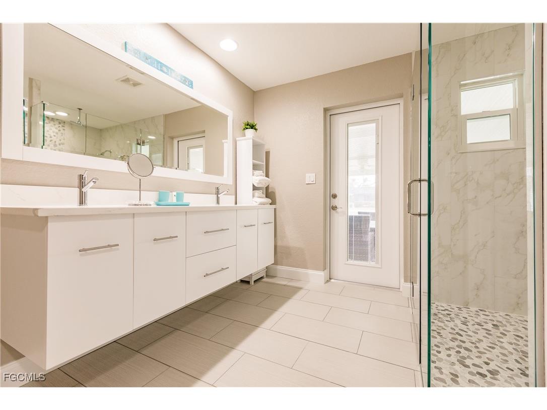 1424 Windsor Court Cape Coral FL 33904 2025026432 image18