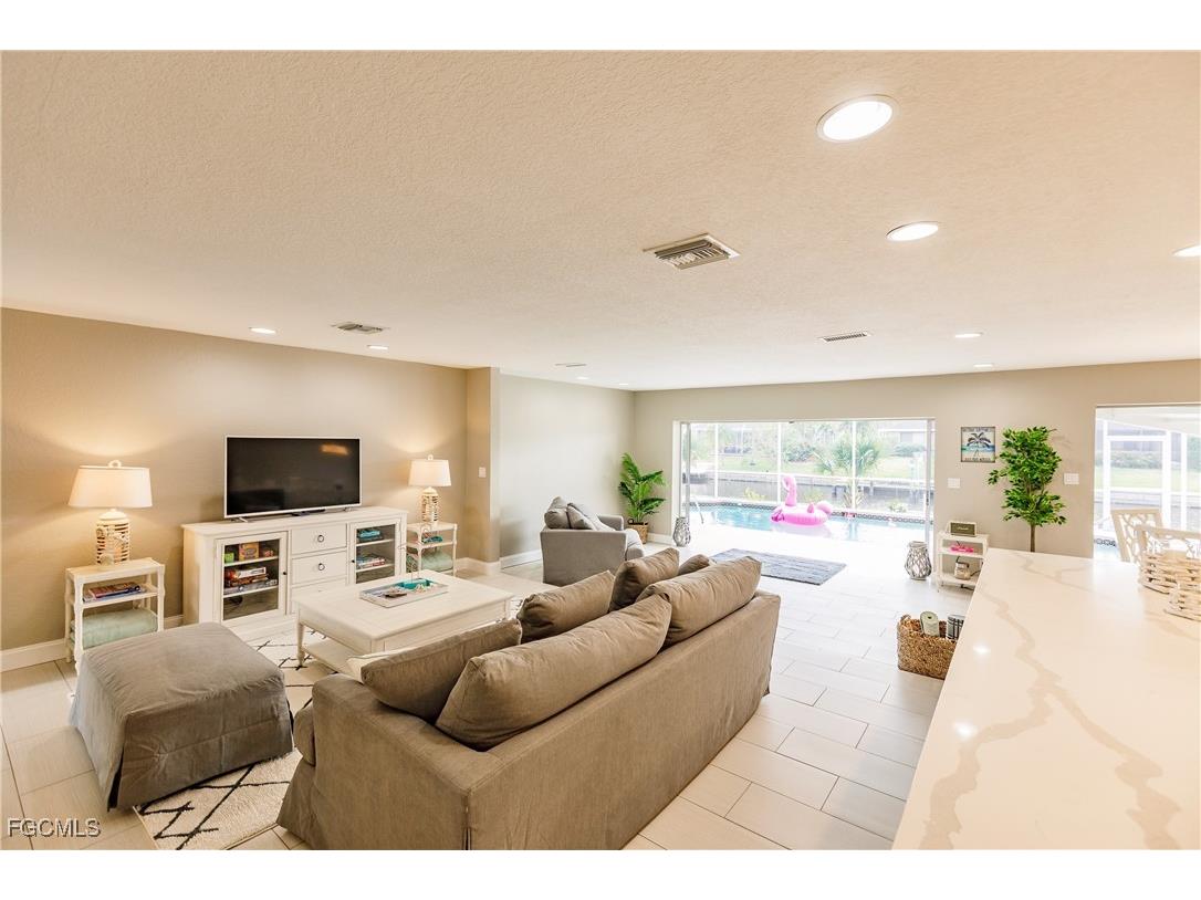 1424 Windsor Court Cape Coral FL 33904 2025026432 image6