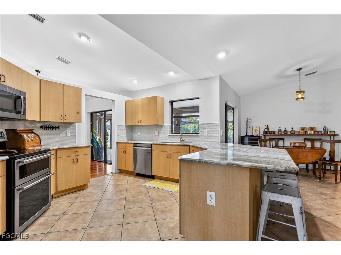 1425 SE 21st Terrace Cape Coral FL 33990 2026000251 image5