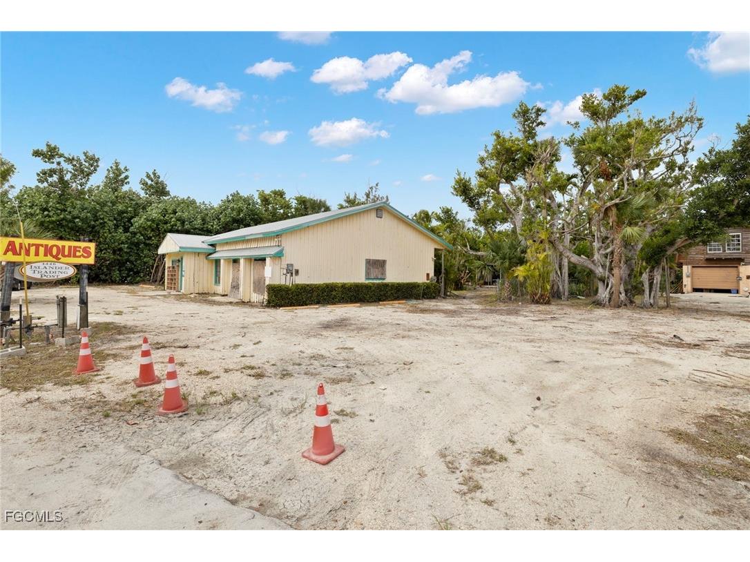 1446 & 1444 Periwinkle Way Sanibel FL 33957 2025007032 image11