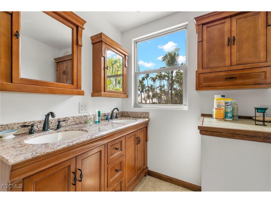 1446 & 1444 Periwinkle Way Sanibel FL 33957 2025007032 image12