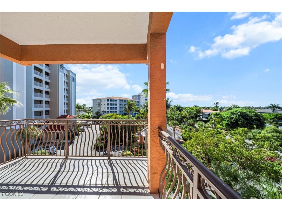 14813 Laguna Drive #301 Fort Myers FL 33908 2025010985 image1