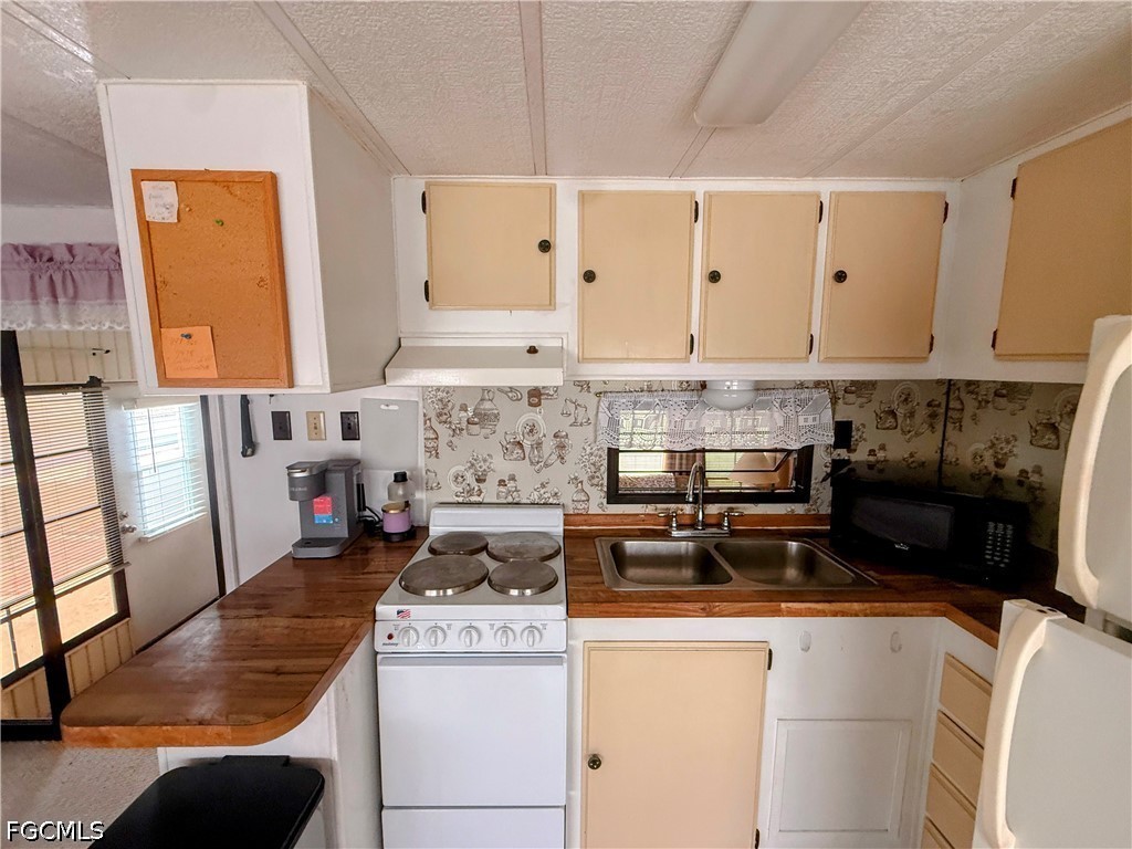 15 Fountain View Boulevard North Fort Myers FL 33903 2026018259 image2