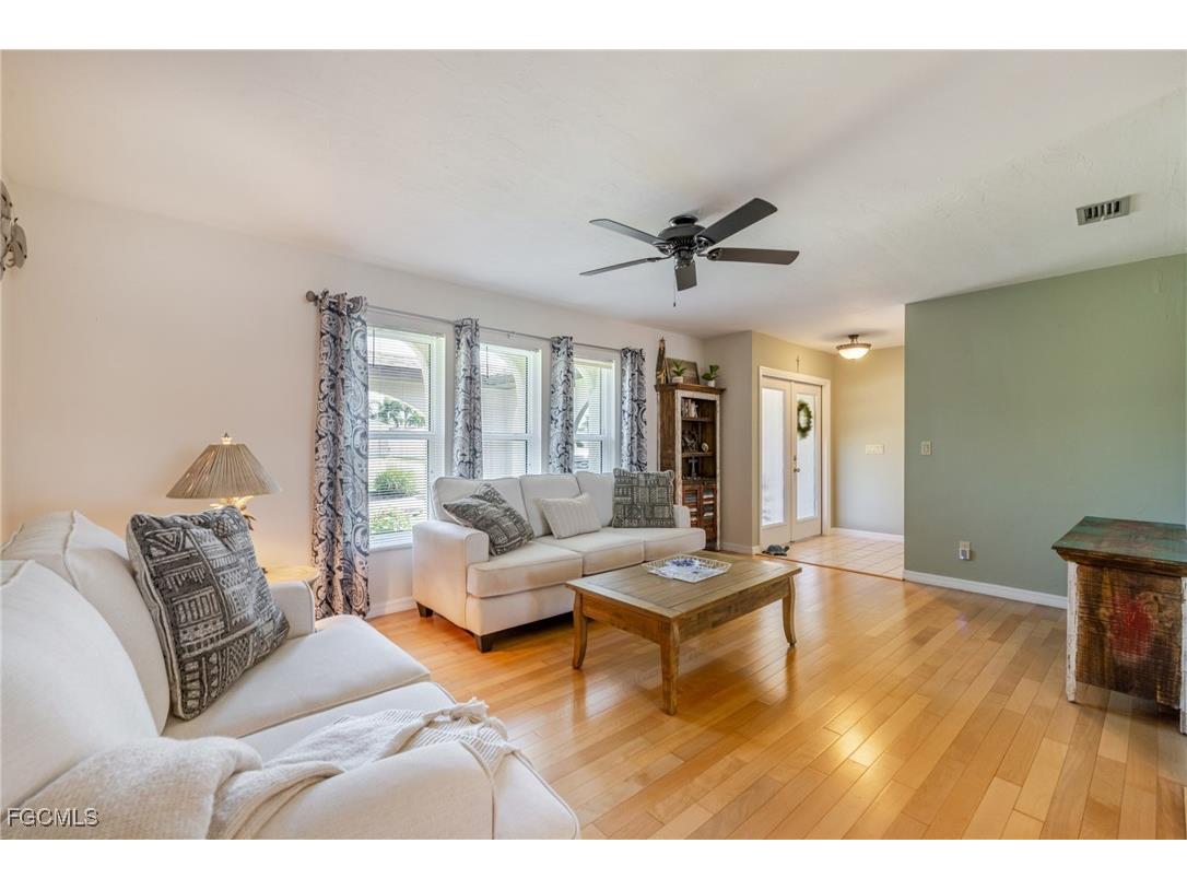 1518 SE 10th Place Cape Coral FL 33990 2025018081 image9