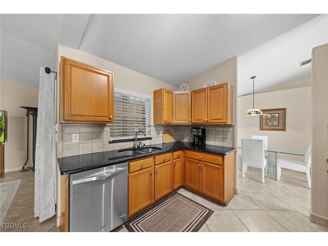 1520 NE 2nd Terrace Cape Coral FL 33909 2025023975 image9