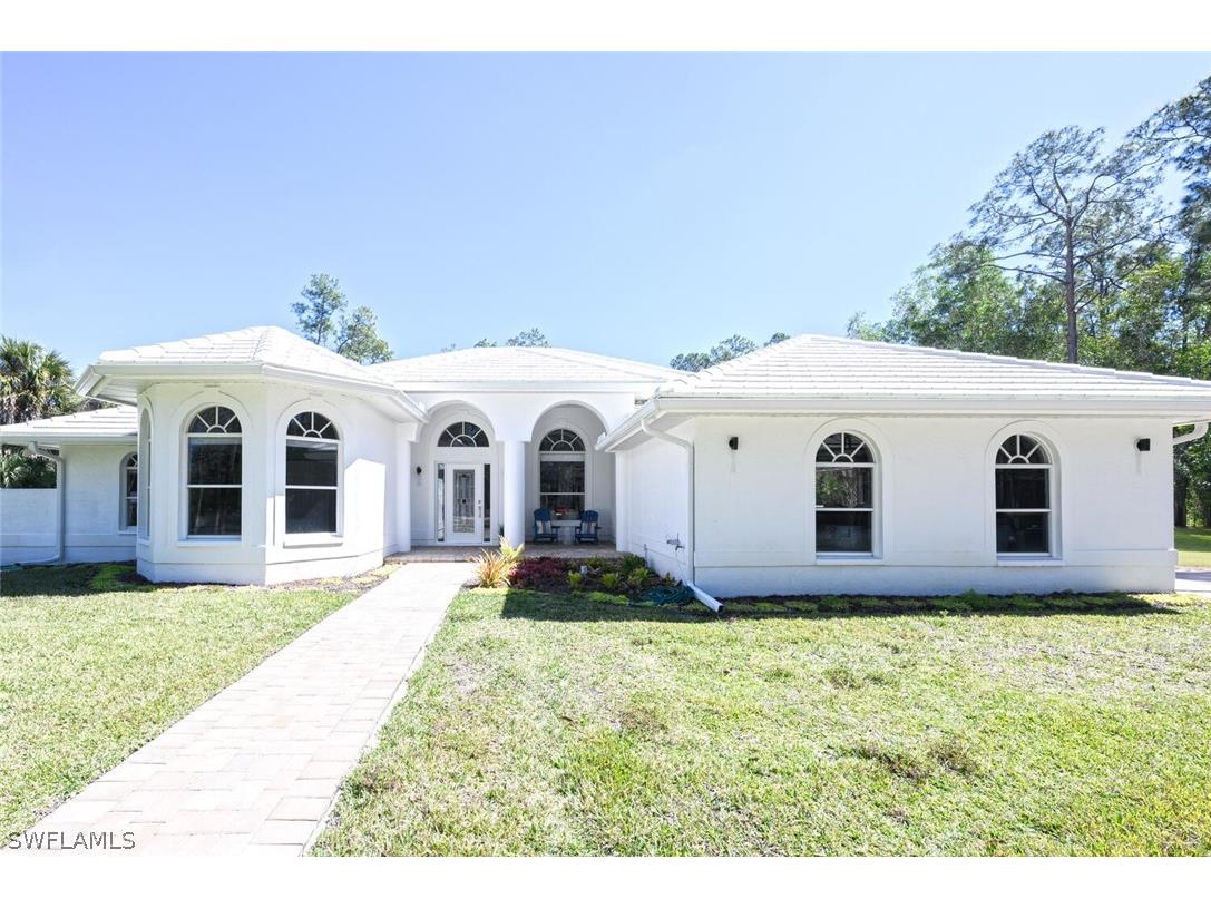1520 Oakes Boulevard Naples FL 34119 226006448 image1
