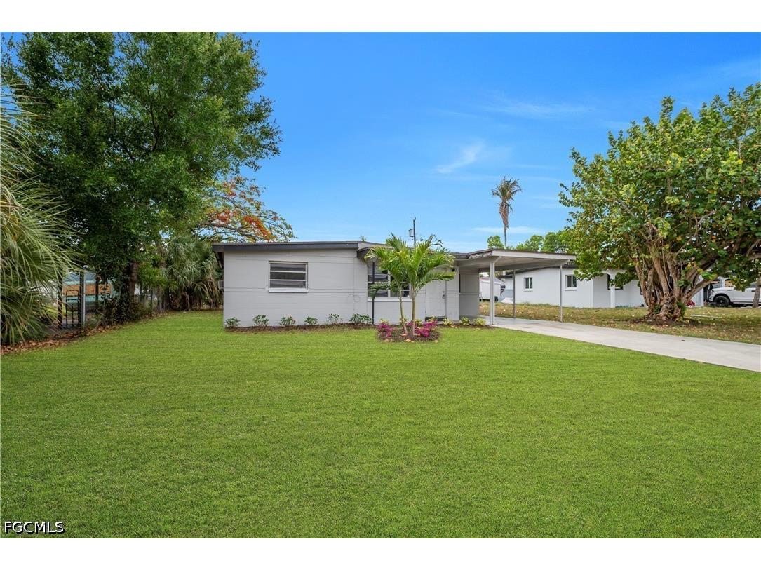 1527 Gardenia Avenue Fort Myers FL 33916 2026020686 image4