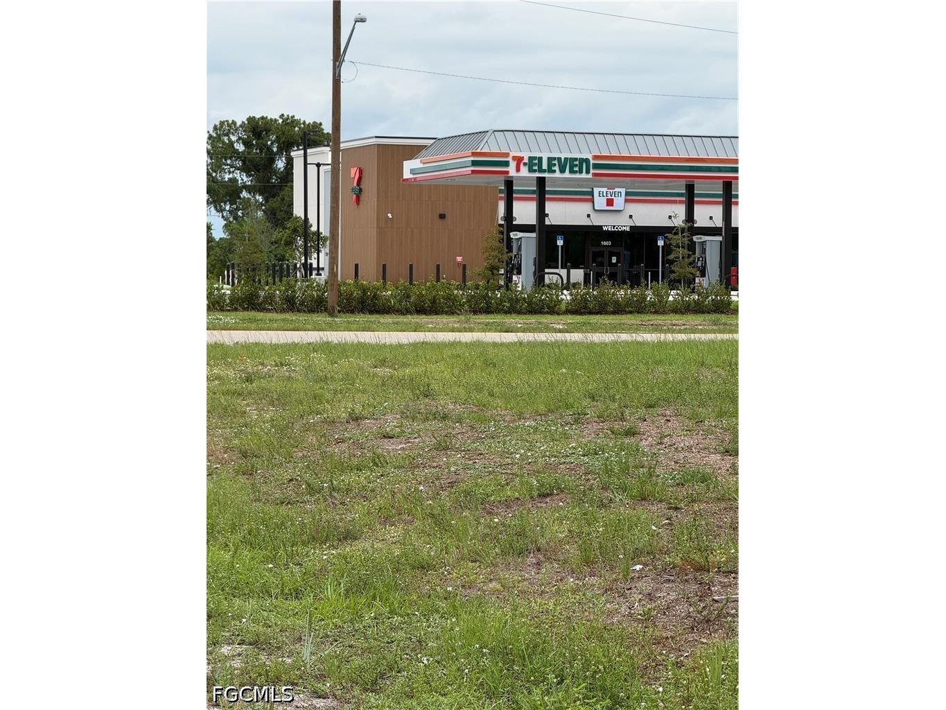1527 NW 15th Terrace Cape Coral FL 33993 2026013178 image3