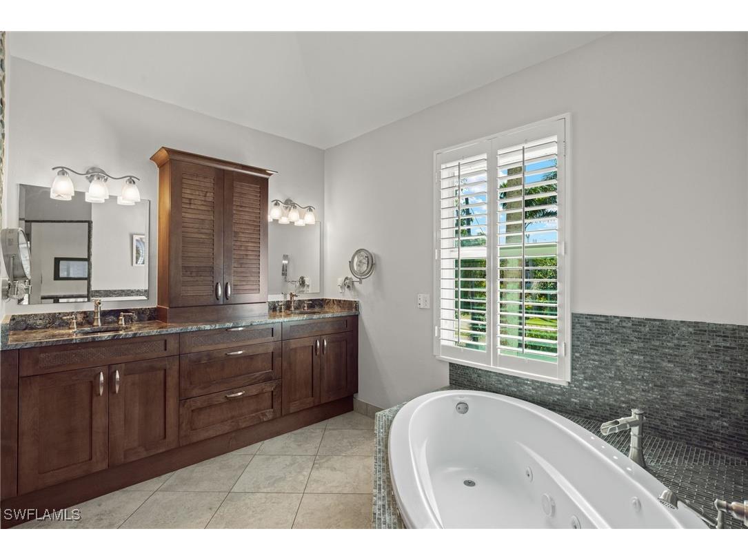 1564 Middle Gulf Drive Sanibel FL 33957 225056213 image16