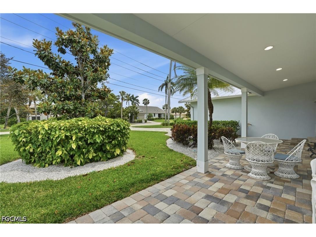 1590 Sandpiper Street Naples FL 34102 2026018875 image3