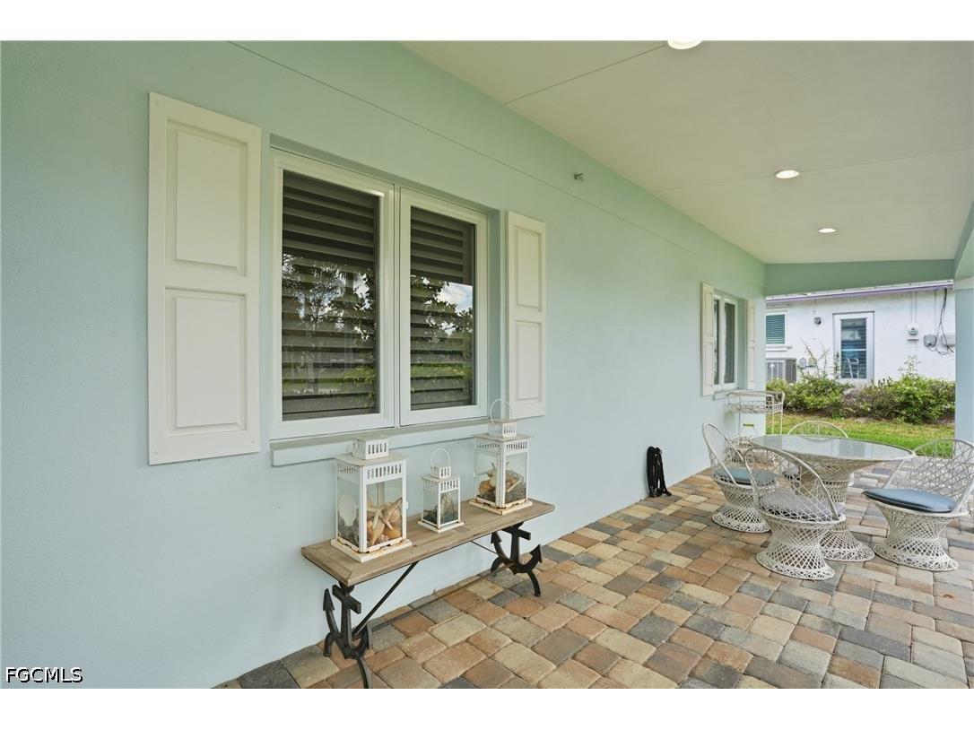 1590 Sandpiper Street Naples FL 34102 2026018875 image4