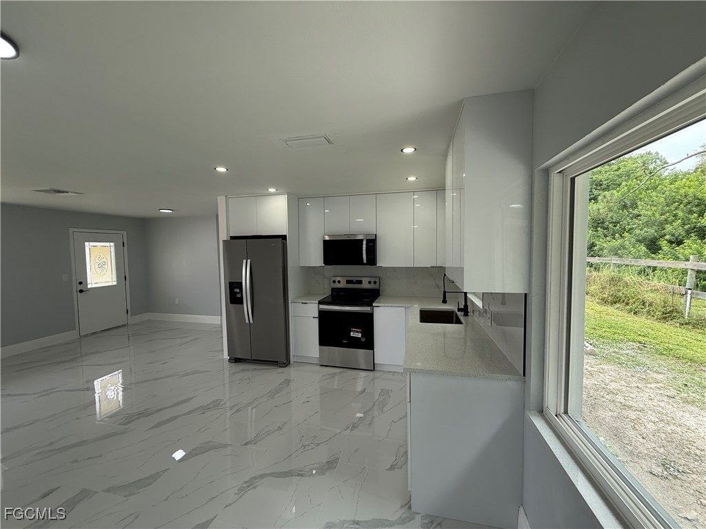 16 Glenmont Drive W North Fort Myers FL 33917 2025005083 image1