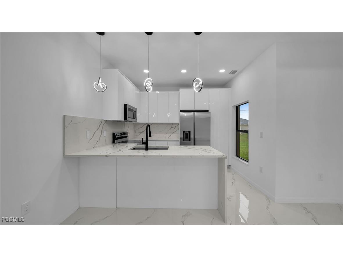 1630 NE 17th Terrace Cape Coral FL 33909 2025004897 image6