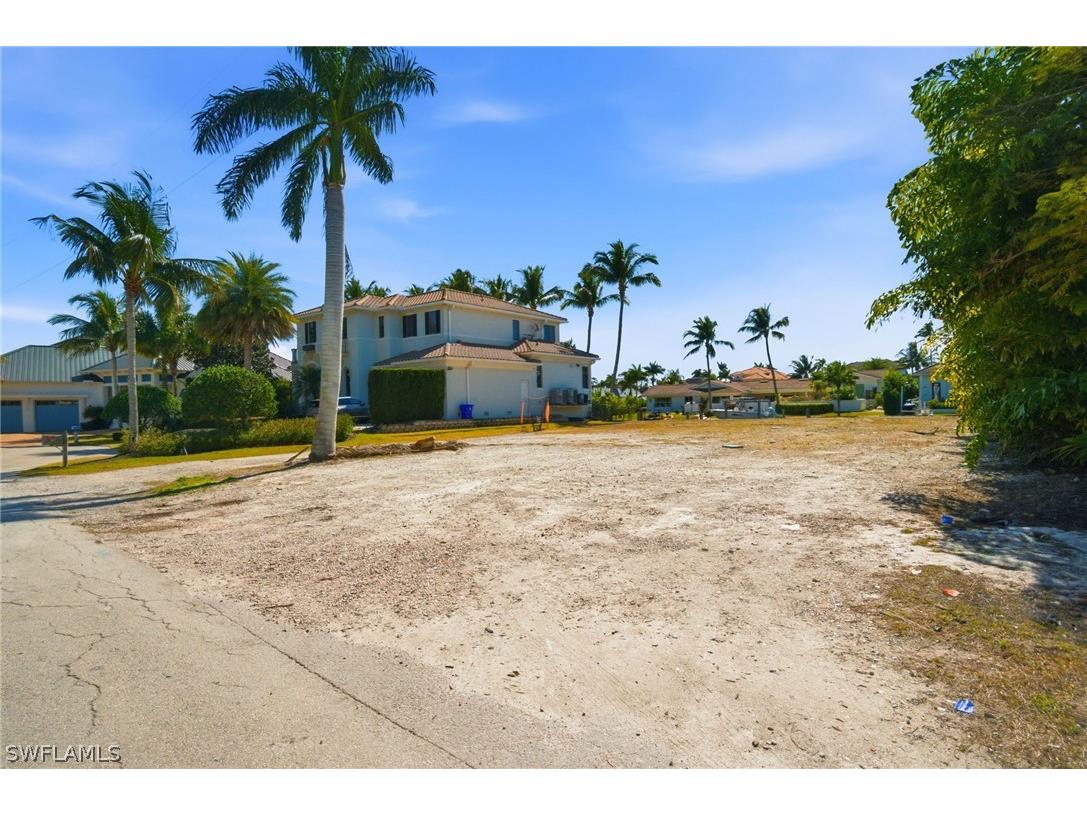 1670 Dolphin Court Naples FL 34102 226005747 image20