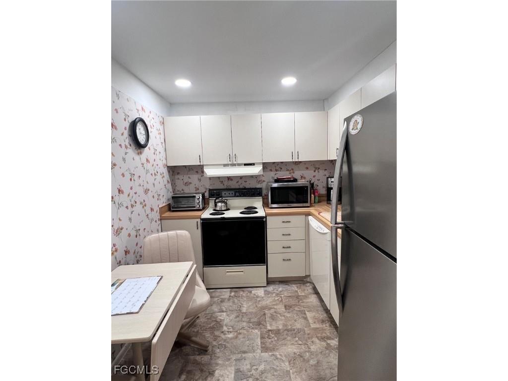 1700 Pine Valley Drive #204 Fort Myers FL 33907 2026000667 image2