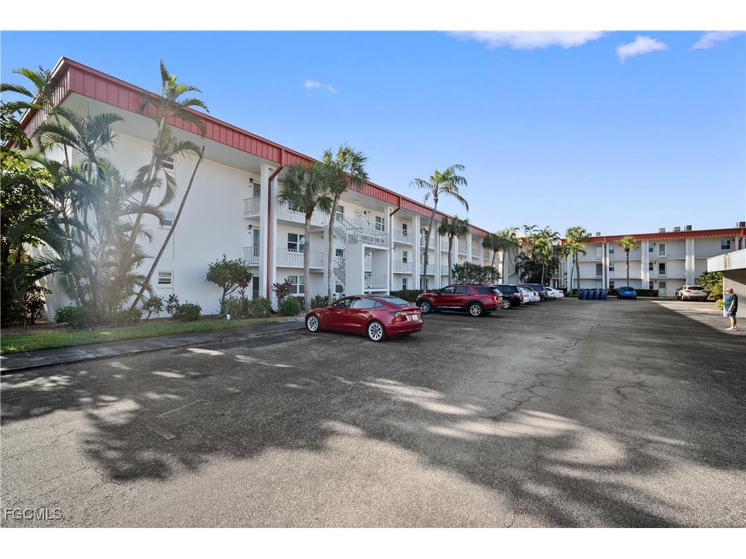 1700 Pine Valley Drive #208 Fort Myers FL 33907 2025018256 image2