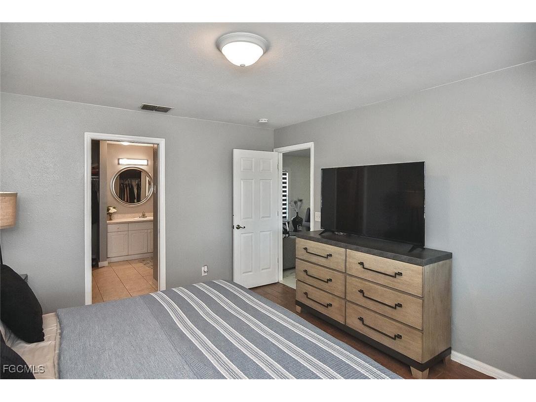 1713 NE 4th Avenue Cape Coral FL 33909 2025010650 image7