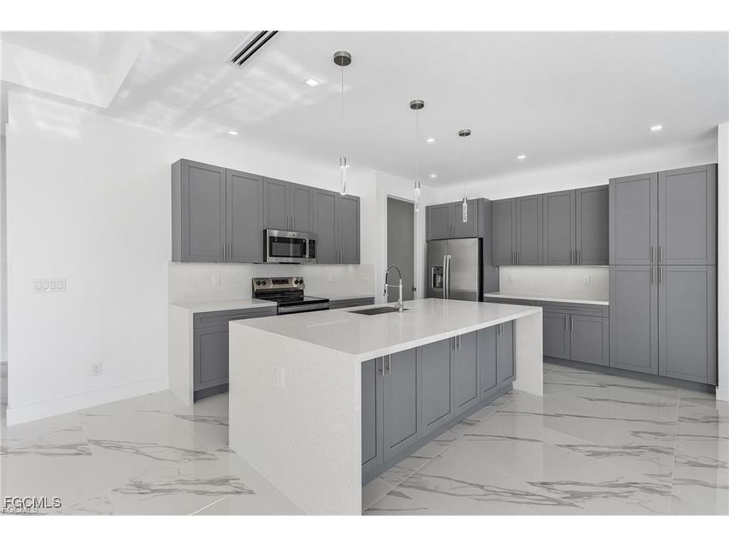 1715 NE 2nd Place Cape Coral FL 33909 2025023436 image4