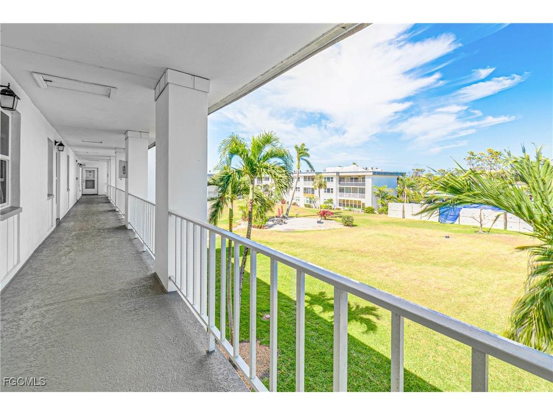 1724 Pine Valley Drive #318 Fort Myers FL 33907 2025000441 image1