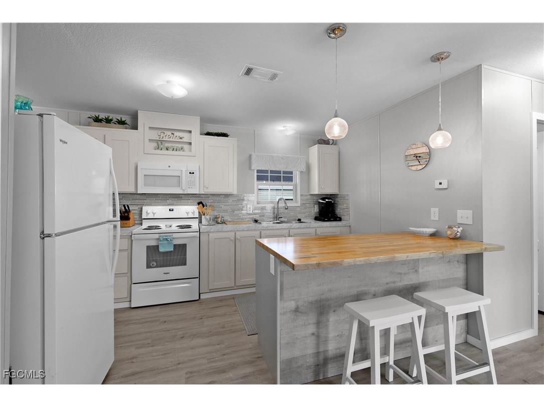 1747 Beverly Drive Naples FL 34114 2025013365 image4