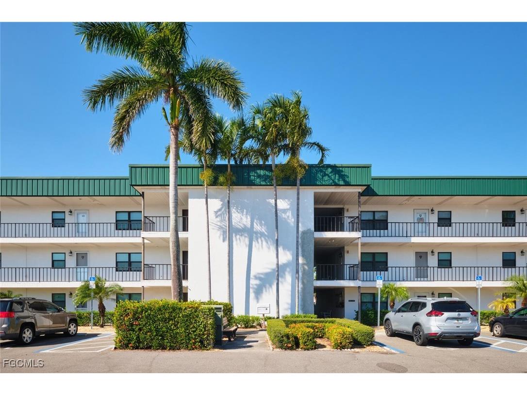 1747 Pebble Beach Drive #208 Fort Myers FL 33907 2025020354 image1