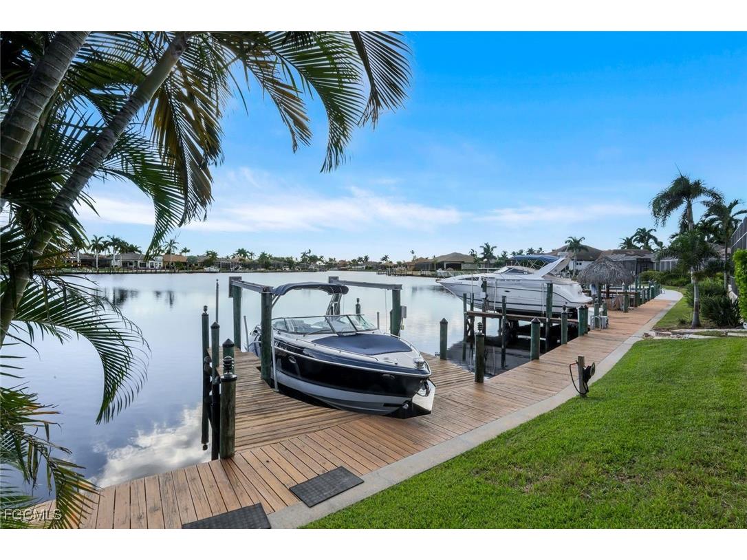 1812 Lagoon Lane Cape Coral FL 33914 2025020735 image1