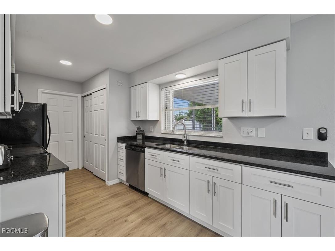 1815 SE 8th Terrace Cape Coral FL 33990 2025024403 image5