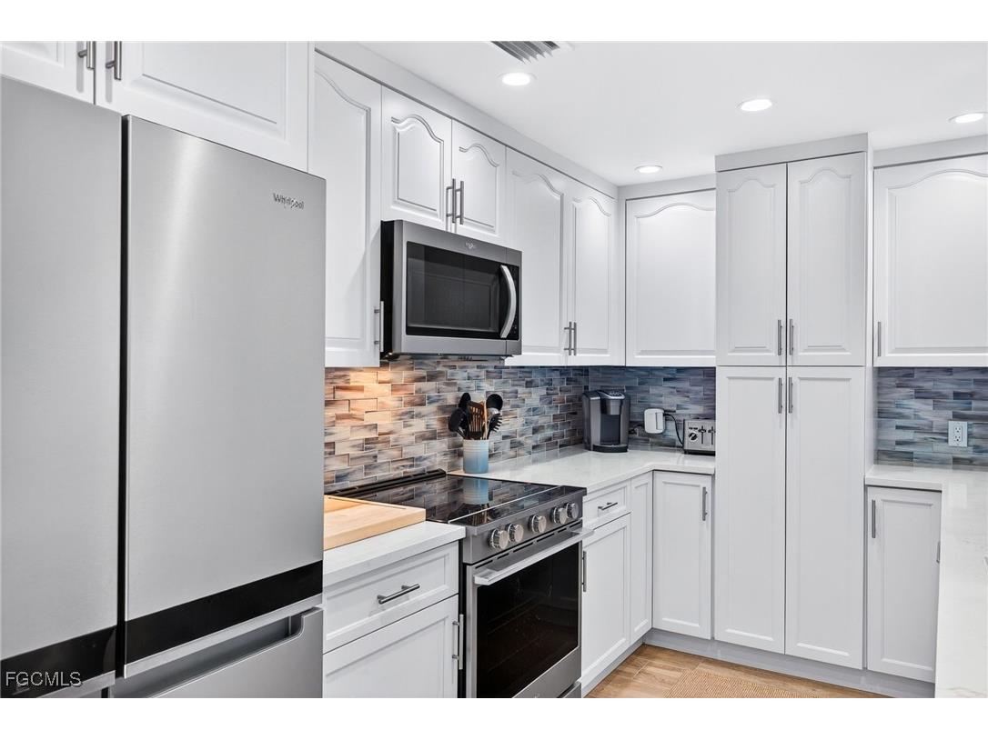 1825 Middle Gulf Drive Sanibel FL 33957 2025014553 image11