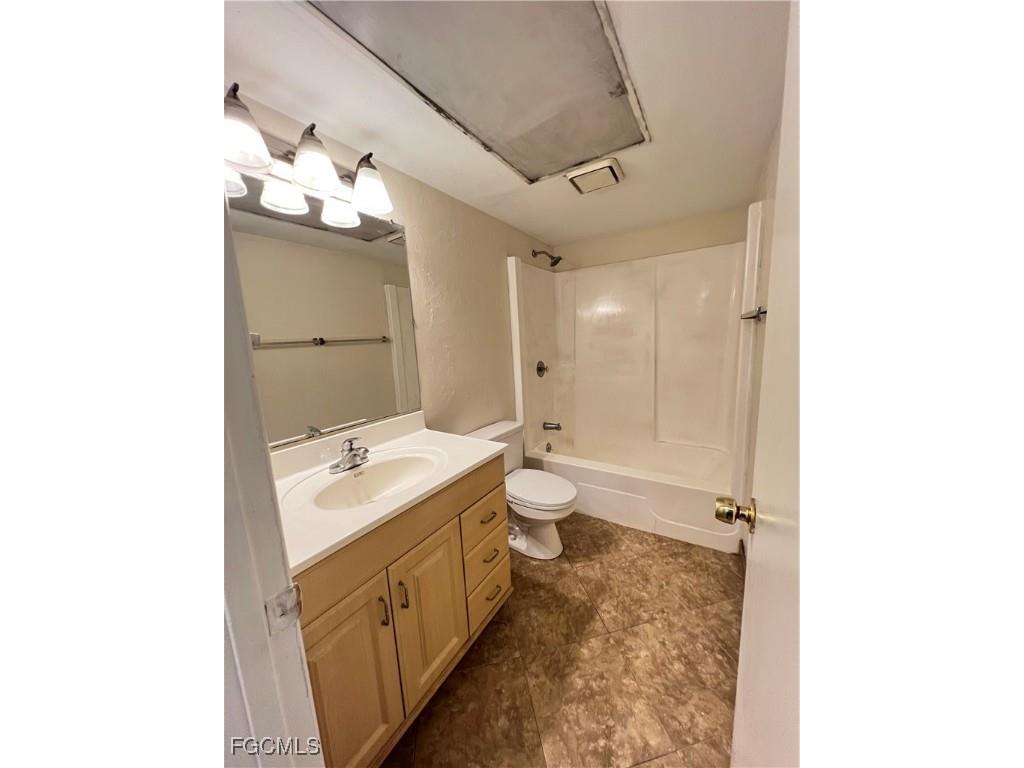 1825 Oak Lane Fort Myers FL 33901 2025010597 image6