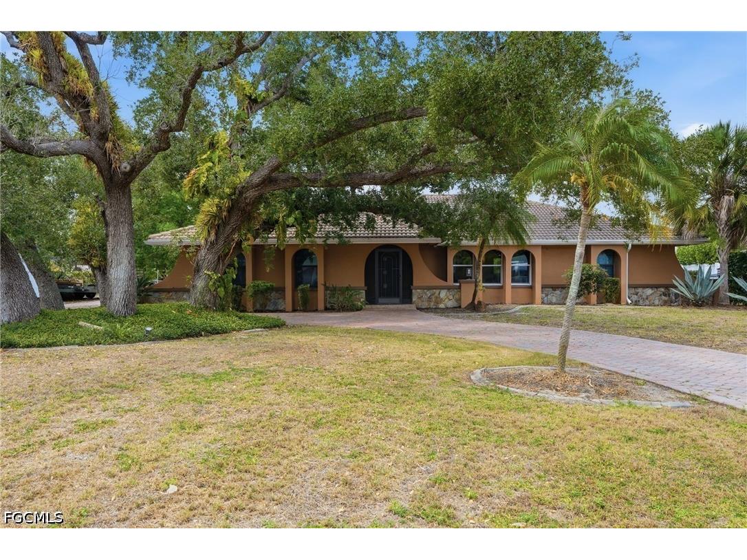 1860 Marina Circle North Fort Myers FL 33903 2026021988 image1