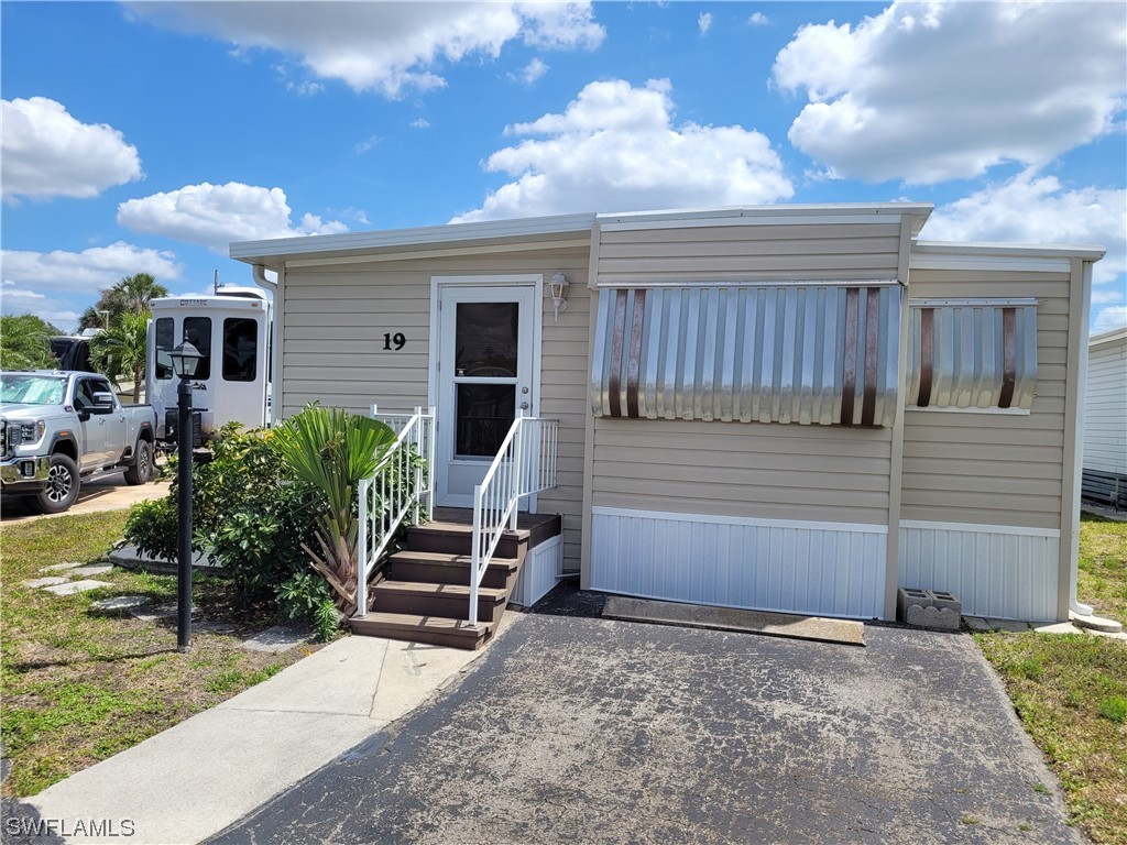 19 Pearl Drive #19-P Naples FL 34114 223025358 image1