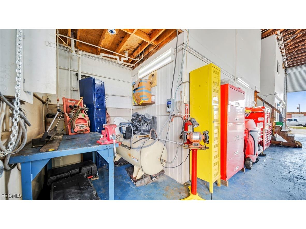 1901 Dana Drive Fort Myers FL 33907 2025019594 image17