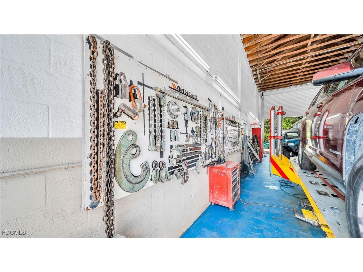 1901 Dana Drive Fort Myers FL 33907 2025019594 image7