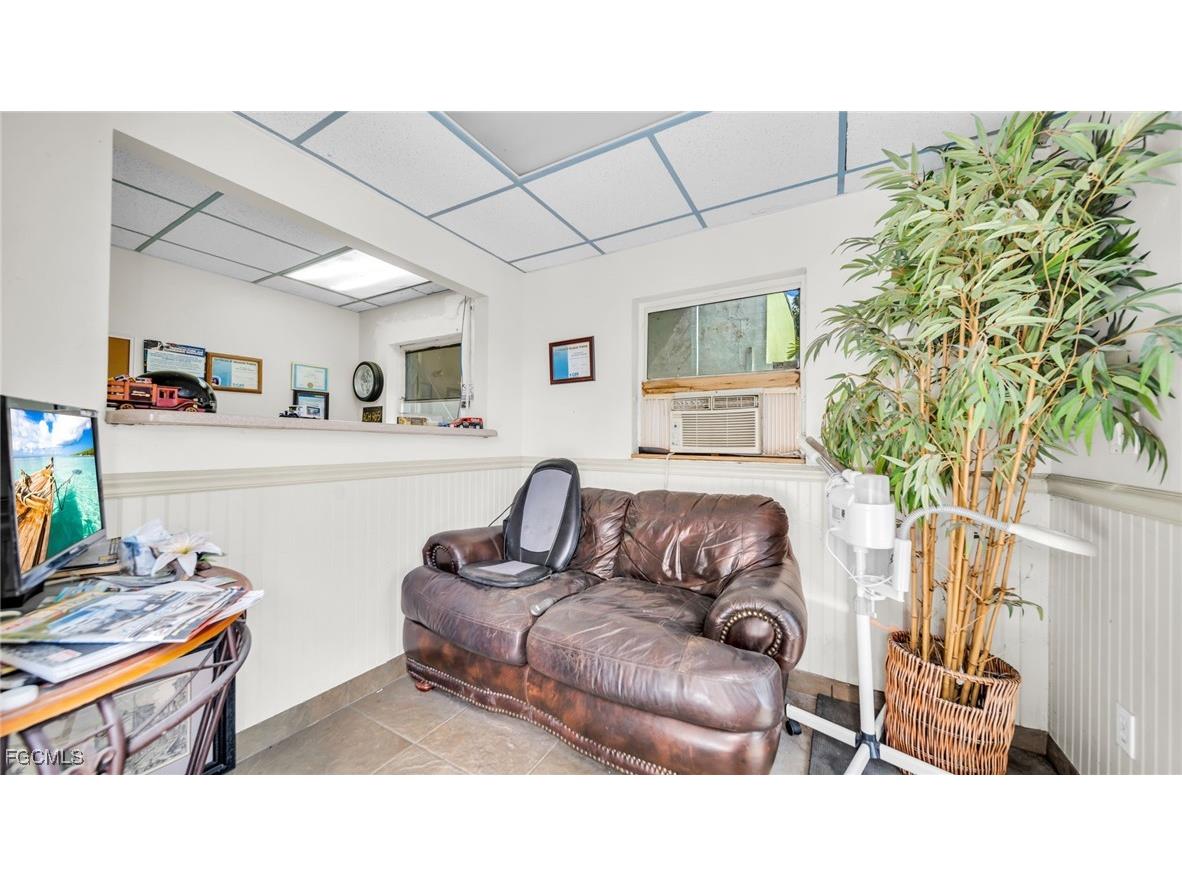 1901 Dana Drive Fort Myers FL 33907 2025019594 image8