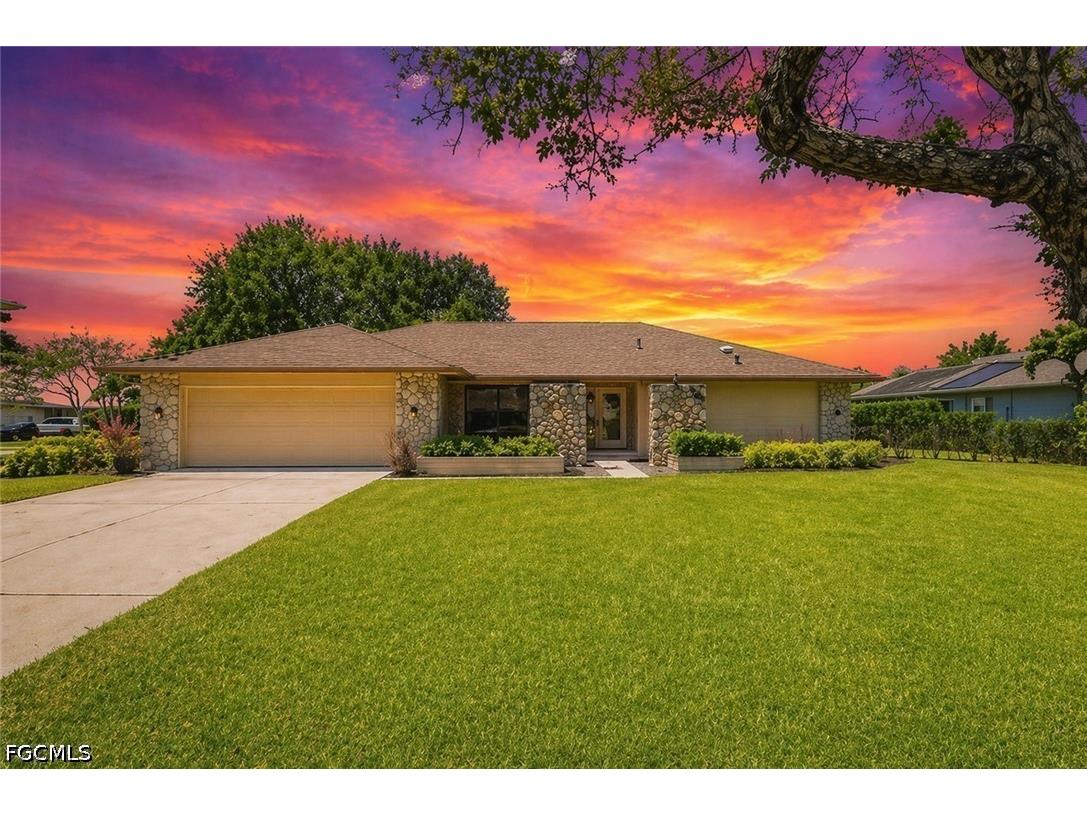 1941 Princess Court Naples FL 34110 2026018384 image1