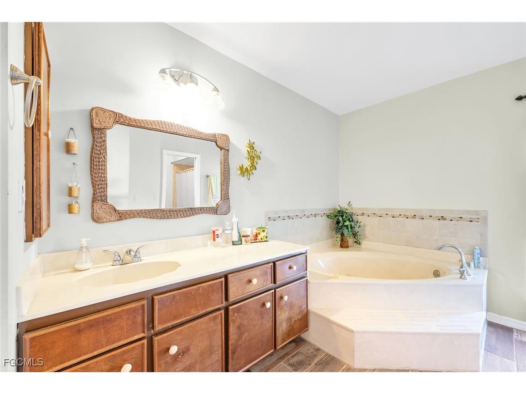 1942 SW 2nd Place Cape Coral FL 33991 2025024699 image20